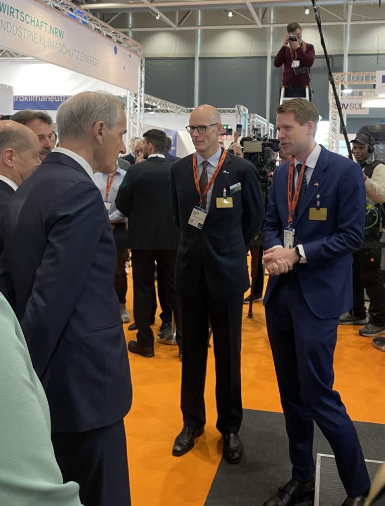 Chancellor Scholz and Prime Minister Støre in talk with Jonas Meyer, CEO in Gen2 Energy and Richard Pugh, Head of Special Projects in SEFE